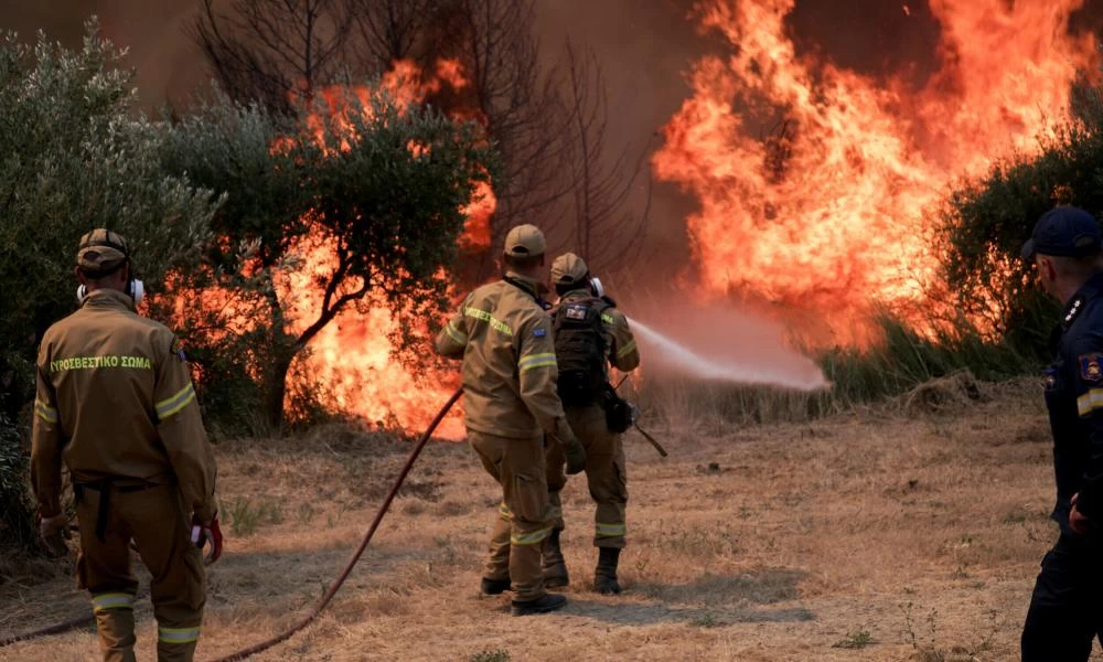 Απόγνωση: Καίει σπίτια στην Νεμούτα η πύρινη λαίλαπα-Πληροφορίες για εγκλωβισμένους